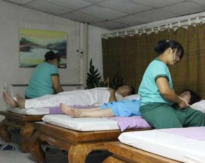 泰国最特色按摩，由女犯人提供服务，游客：挺不错的
