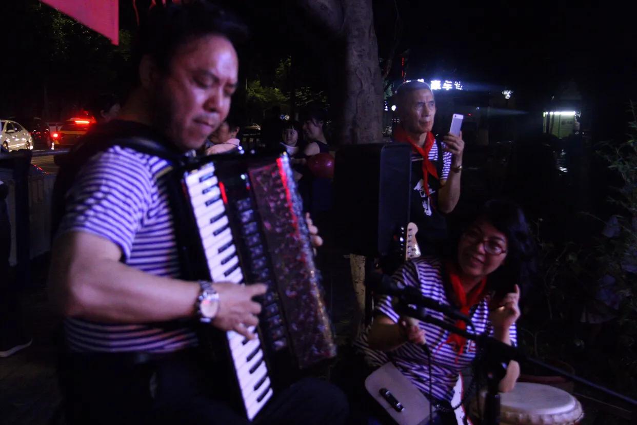 超龄儿童戴红领巾图片,戴红领巾的小朋友六一儿童节