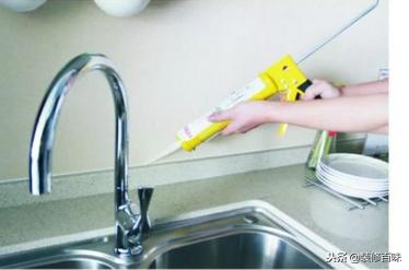 白色的玻璃胶发霉什么原因,家里的玻璃胶发霉怎么办