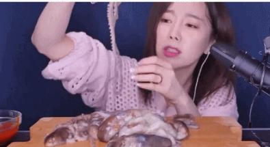 生吞活章鱼是一口一个的,日本生吃章鱼处理过程