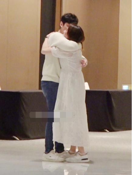 陈乔恩穿着时尚出席活动,陈乔恩盛装打扮