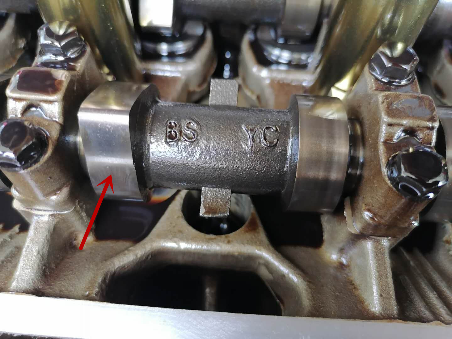 发动机漏油损伤皮带,发动机皮带断裂堵塞油底壳