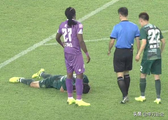 争议红牌！中甲外援肘击犯规被罚下怒飙脏话直接回到更衣室