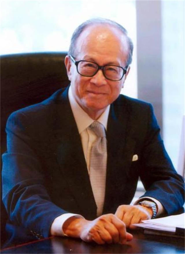 1997年香港回归场景如何？彭定康垂头丧气，一家人离港前痛哭流涕