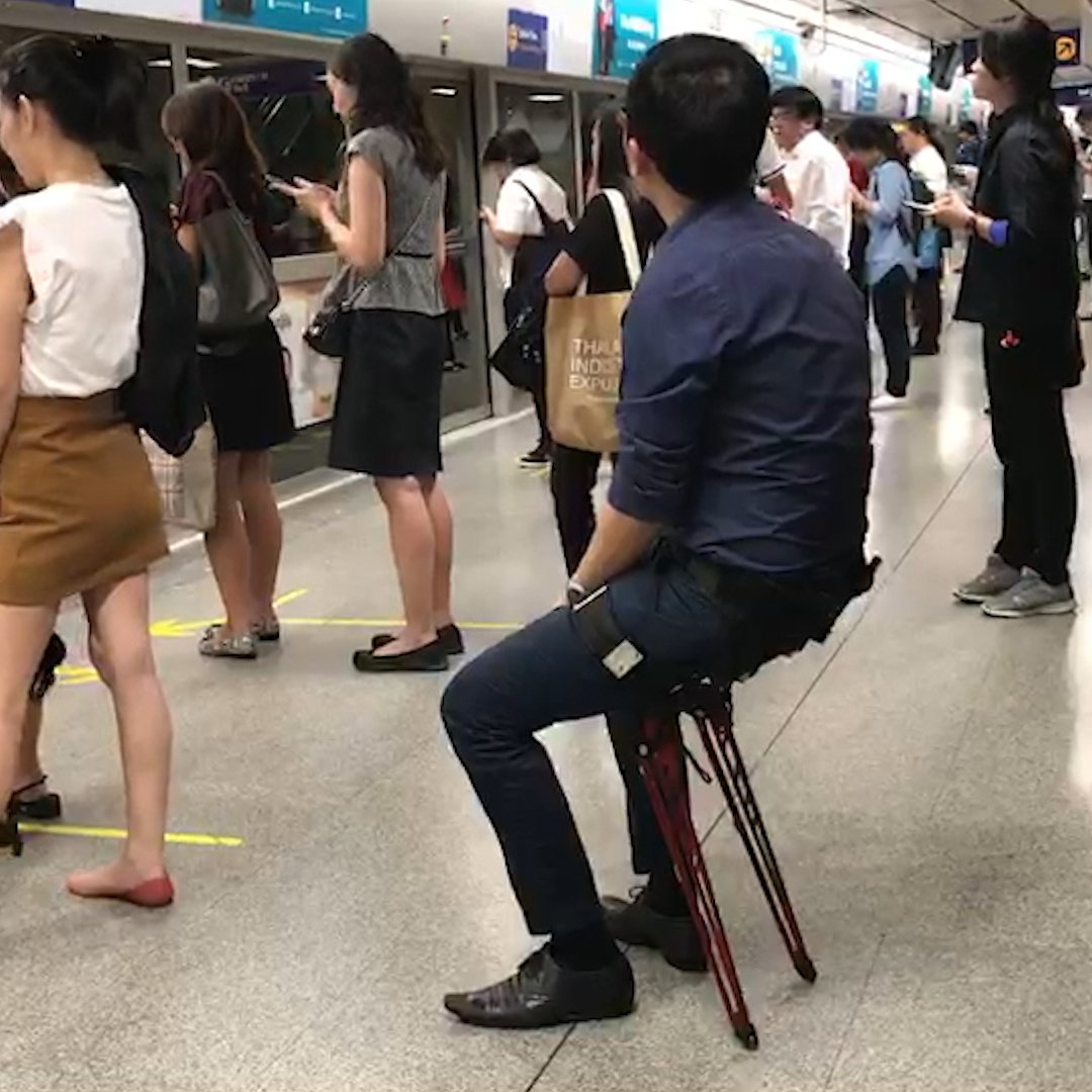 这个小马扎能穿在身上，感觉腿累了，可以随时随地坐下来休息