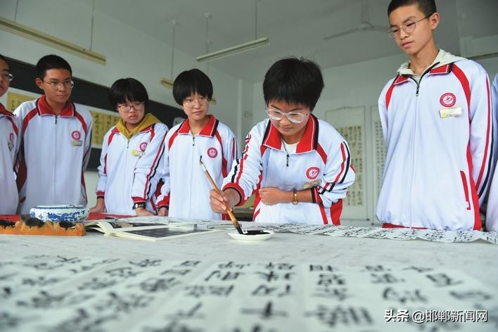 栉风沐雨践初心砥砺前行续华章,栉风沐雨七十载砥砺前行铸辉煌