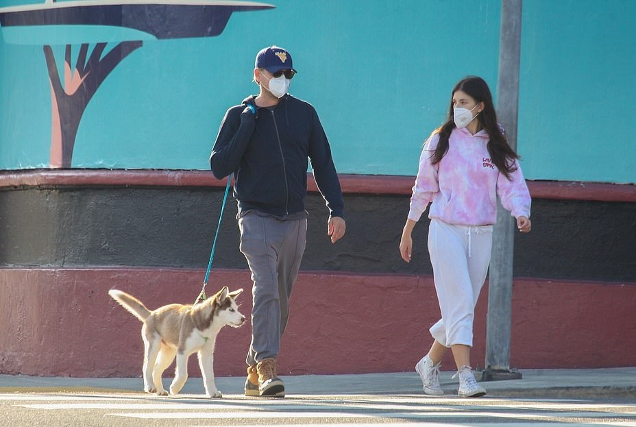 小李子遛弯,小李子跟女友出行