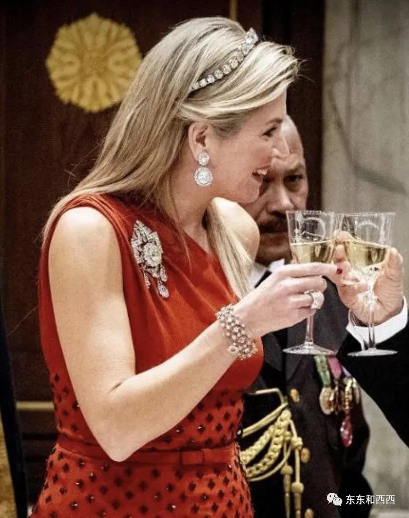 盘点英国女王戴过的王冠,英国女王和凯特戴同样的珠宝