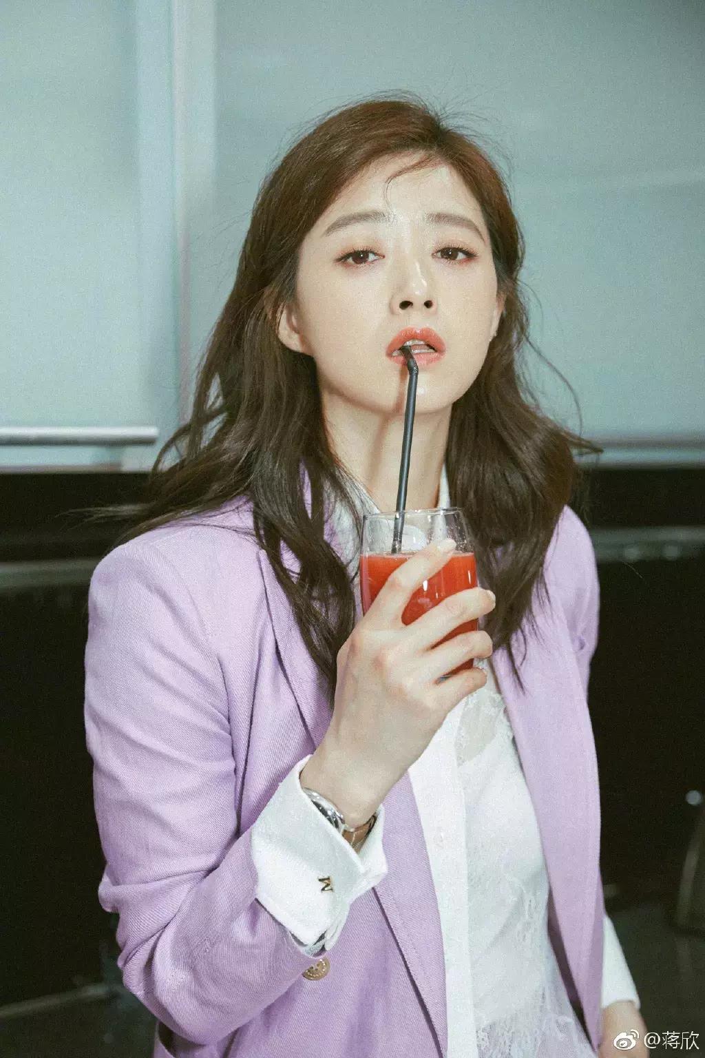 胸大怎么穿搭不显臃肿,胸高的女人怎么穿才好看