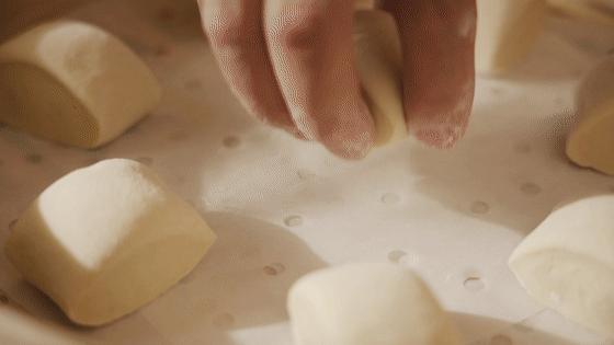 蒸出来的馒头里面有很多气孔,大厨蒸烤一体蒸馒头