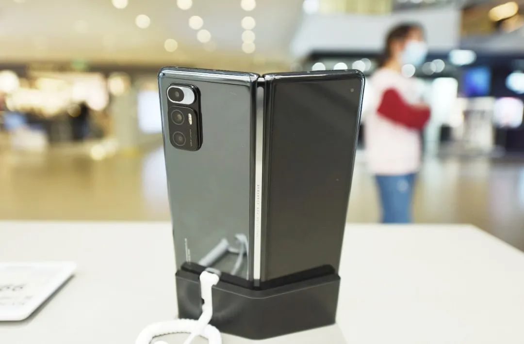 折叠屏手机高品质,折叠屏手机迈入全能无短板