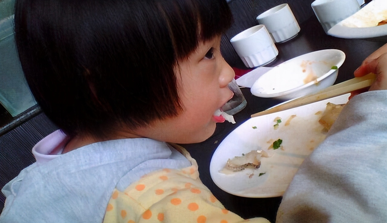 小孩被鱼刺卡喉咙了怎么办,小孩被鱼刺卡喉咙的最佳处理方法