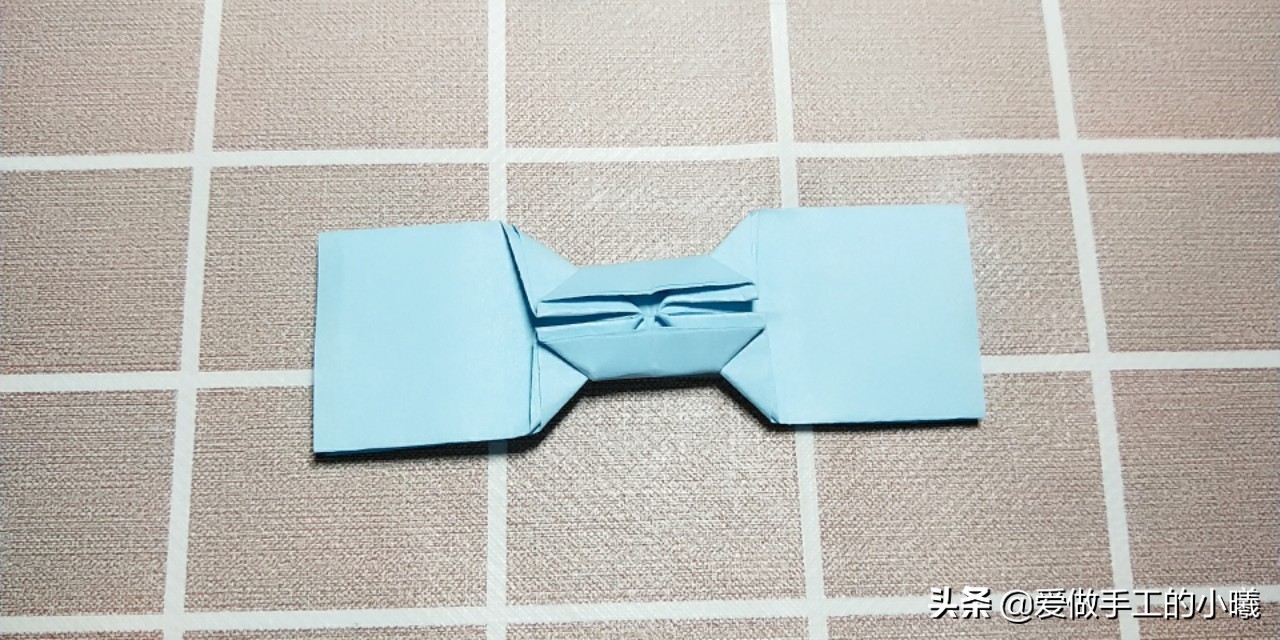 儿童折纸简单手工幼儿园蝴蝶结,蝴蝶结手工折纸超简单正方形纸