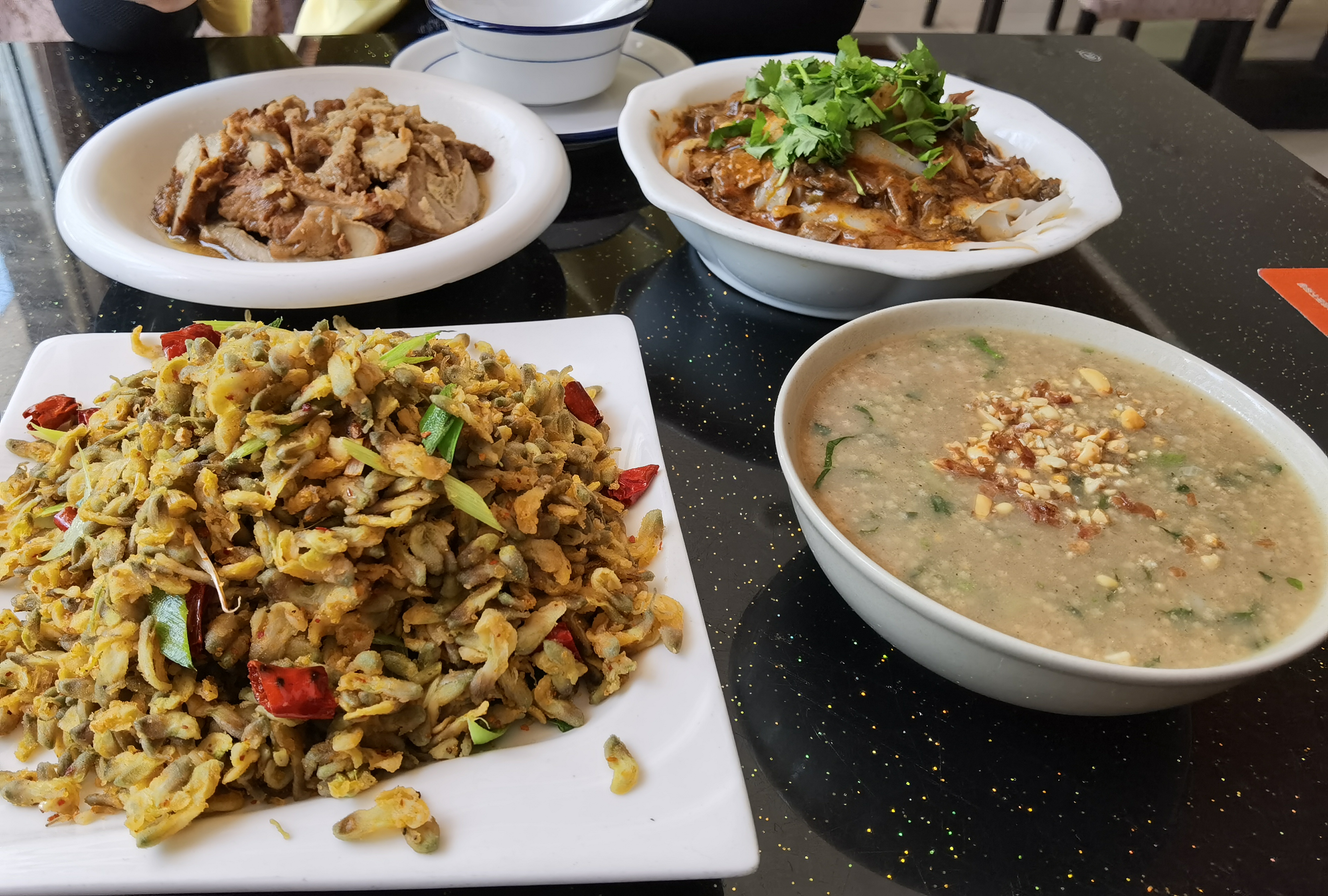 延安这家饭店尽心了，吃着觉得没达到预期值应该是我的错