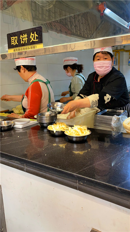 长途跋涉38公里，一人一桌还要量体温，这样的驴肉汤喝得值不值？