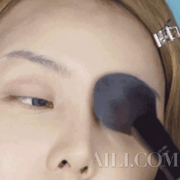 林允补妆,林允用散粉