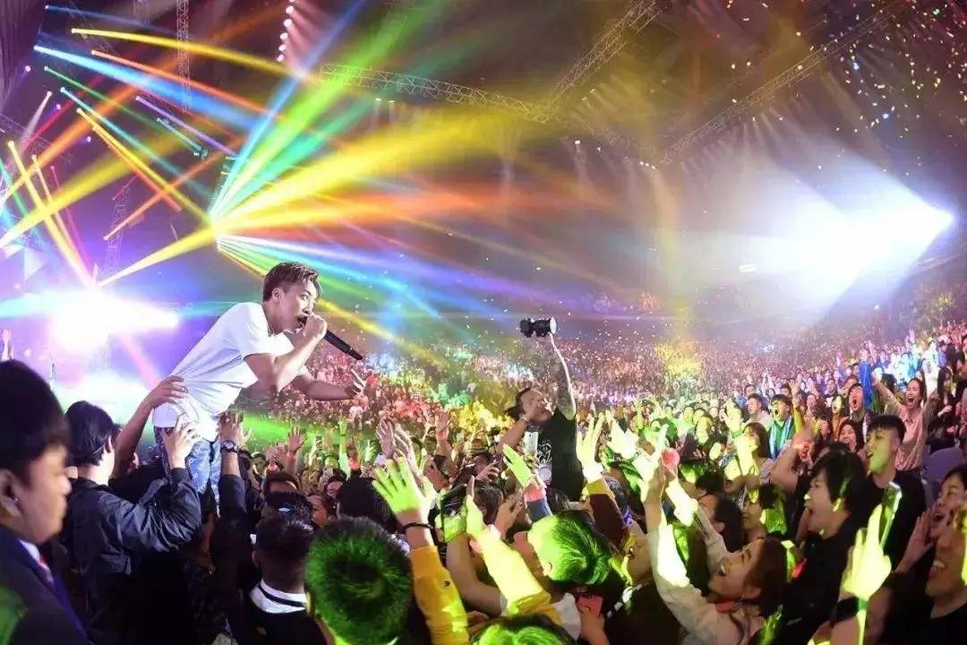 香港无人街头，许冠杰开了场一个人的演唱会，255万人观看！