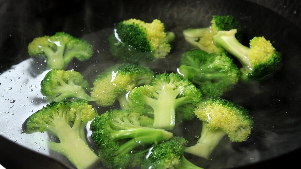 炒木耳为什么爆得很吓人,炒木耳的时候锅里噼里啪啦的