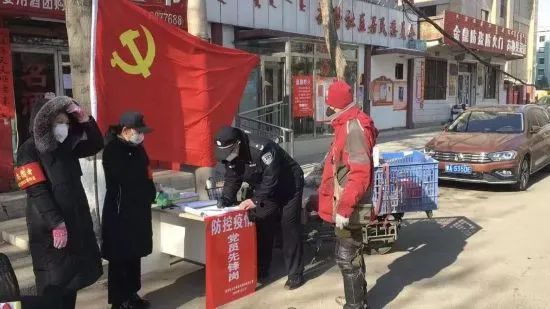 战疫前线他们用身躯筑牢防控防线,扛起战疫一线的硬核担当