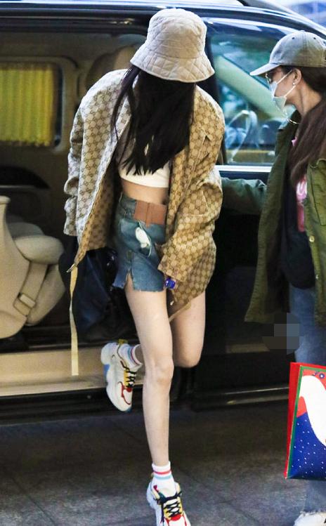 杨幂“超模腿”生图真绝了！小腿大腿竟然一般粗，简直瘦得太夸张