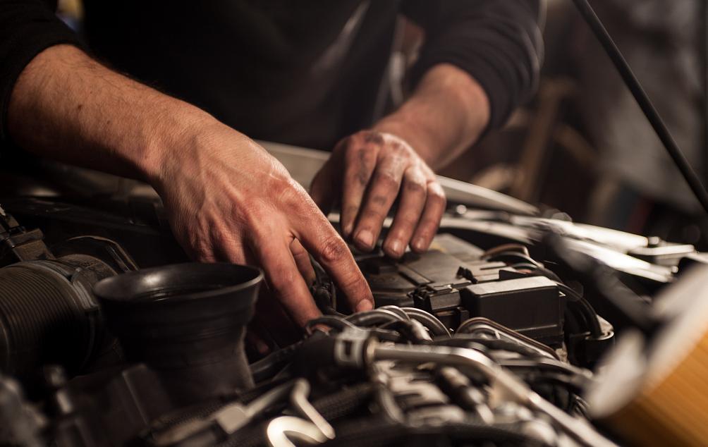 车辆行驶过程中漏油怎么回事,行车突发情况应急方法