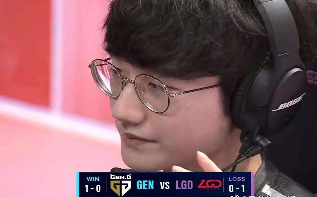 解说质疑小花生“罚站送头”操作,回看3次后感叹:这波没法洗