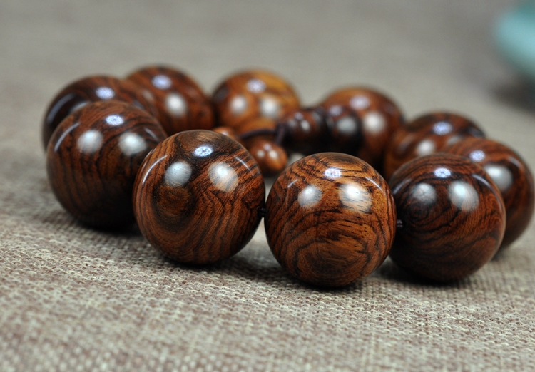 海南黄花梨手串盘玩变黑了怎么办,黄花梨手串盘多久才可以正常戴