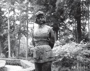 敌人将她的头颅割下，挂在赣州城门上示众，向井冈烈士伍若兰致敬