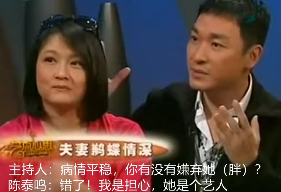 美人迟暮！55岁“新加坡一姐”戴老花镜显老气，身材发福难辨认