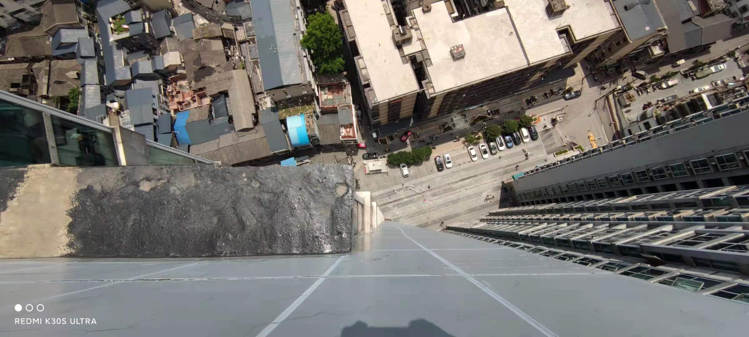 长沙一男子遭高空坠物砸中身亡，警方排除他杀，妻子称为33楼外墙脱落所致，记者探访发现楼栋墙体多处开裂