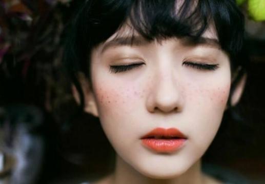 年纪轻轻开始长斑赶快预防起来,25岁手上长斑是什么原因