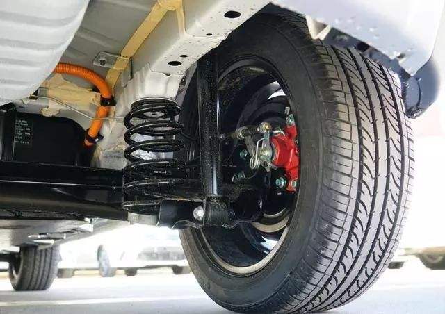 过颠簸路段前避震器异响更换什么,新车减震异响能免费维修吗