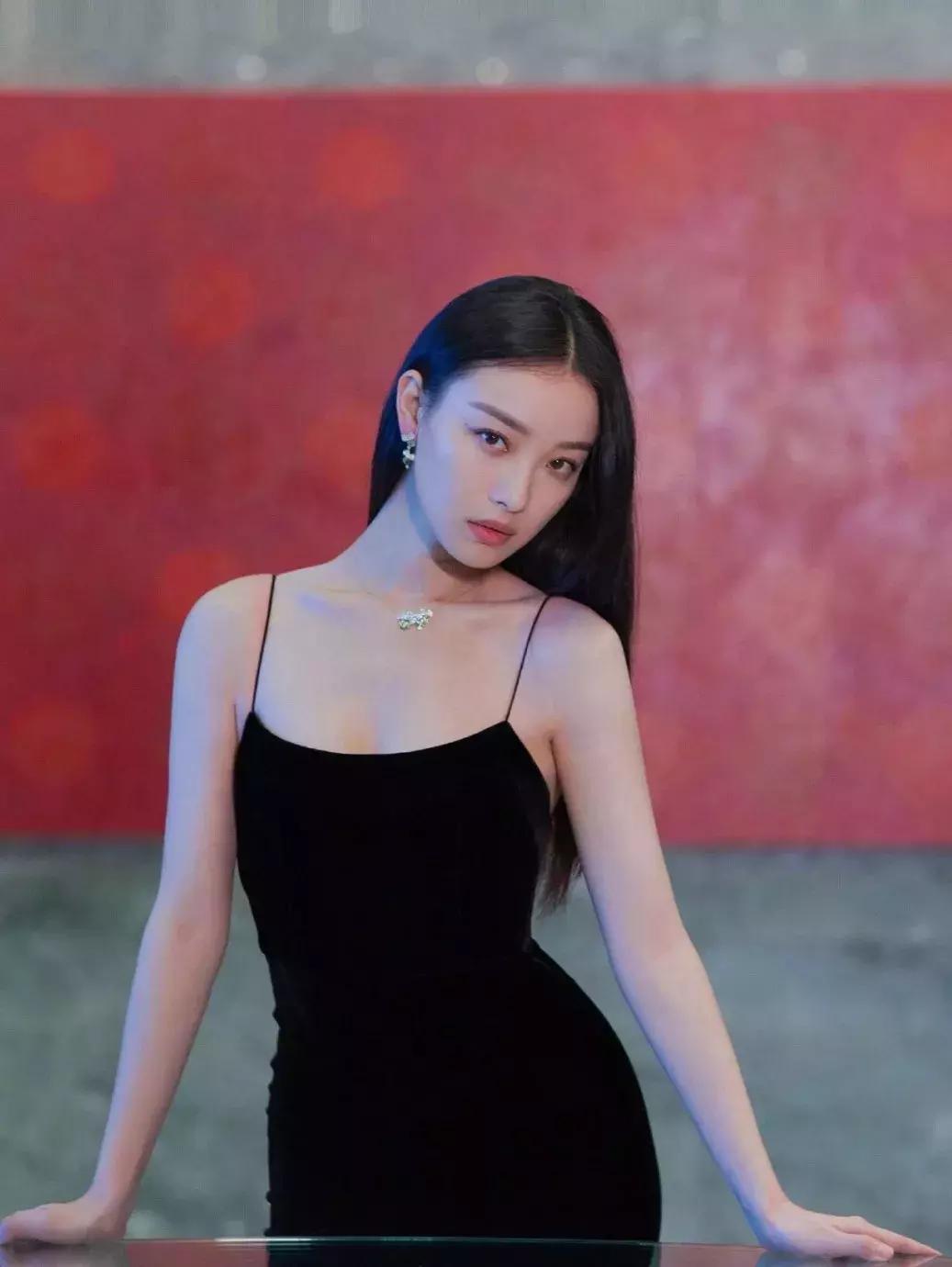 洋气上档次吊带裙秋冬内搭,今年最火的吊带裙内搭