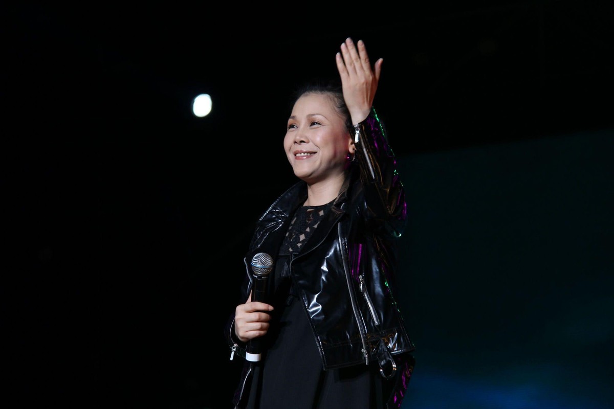 国内赚钱国外花，这7位知名明星移居国外，个个住豪宅开豪车