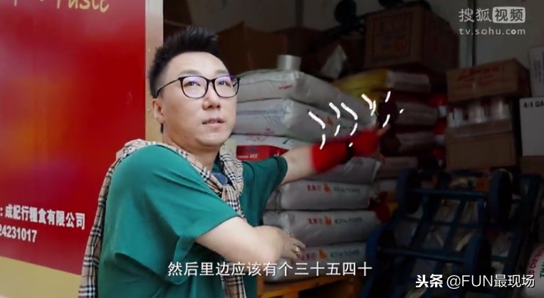 最性感的香港搬运工，扛180斤重物，月薪1万8，租5平米房