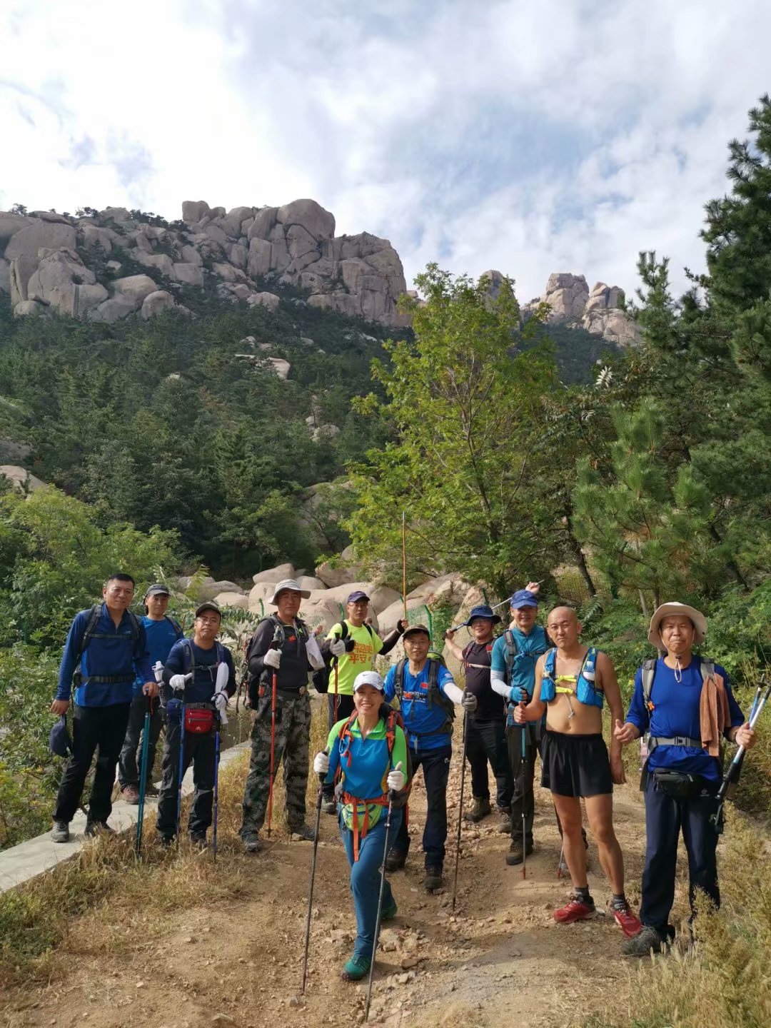 远征三晋凯旋还，飓风众人把酒欢