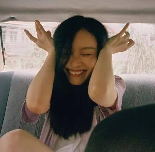 倪妮穿牛仔裤最新机场现身,倪妮身穿吊带红裙现身