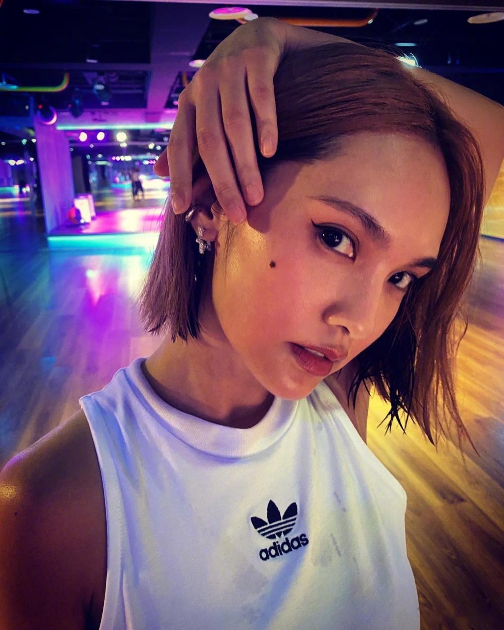 杨丞琳晒最近健身照，白色露脐背心配黑色哈伦裤，状态越来越年轻