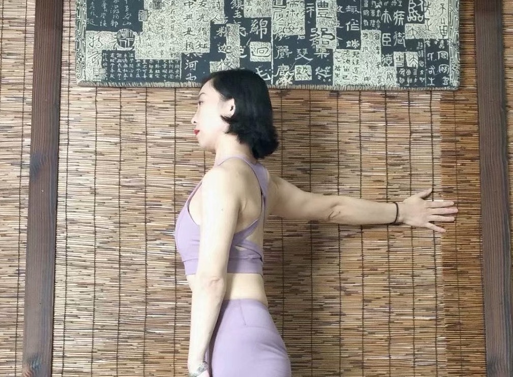 瑜伽7个体式助你更易开肩,瑜伽牛面坐辅助手法