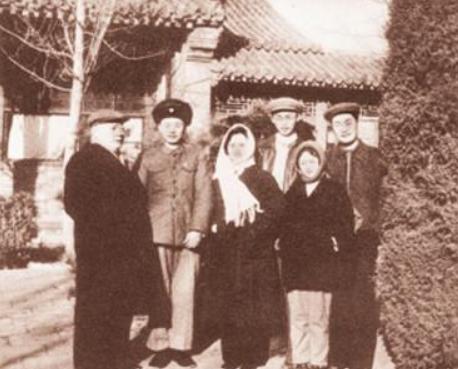 儒将陈毅：军大衣里藏情书，用诗词与家人交流，与儿子对弈常悔棋