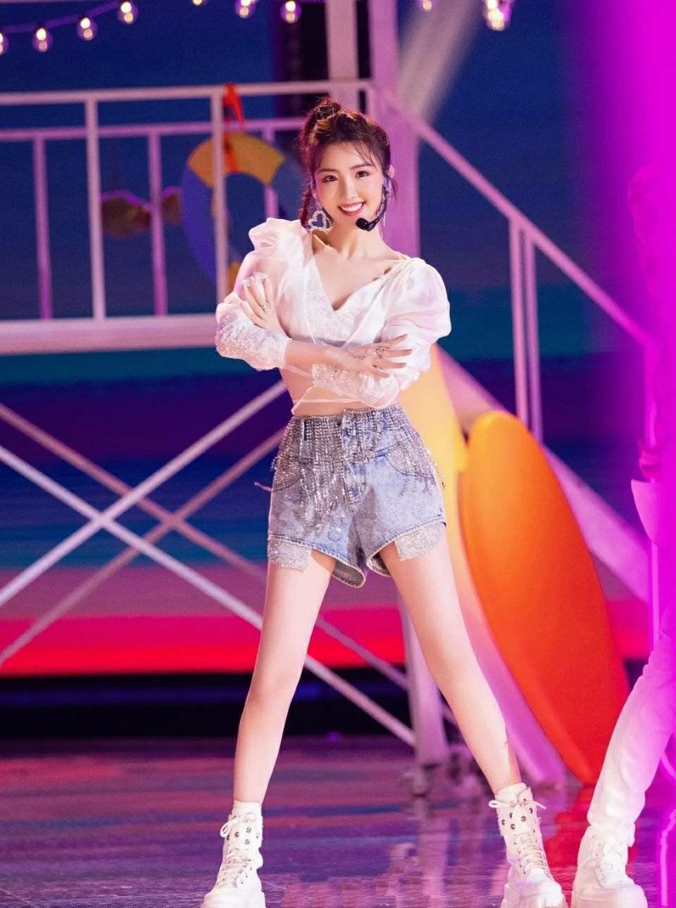 洋气短裤马丁短靴,短裤短靴明星