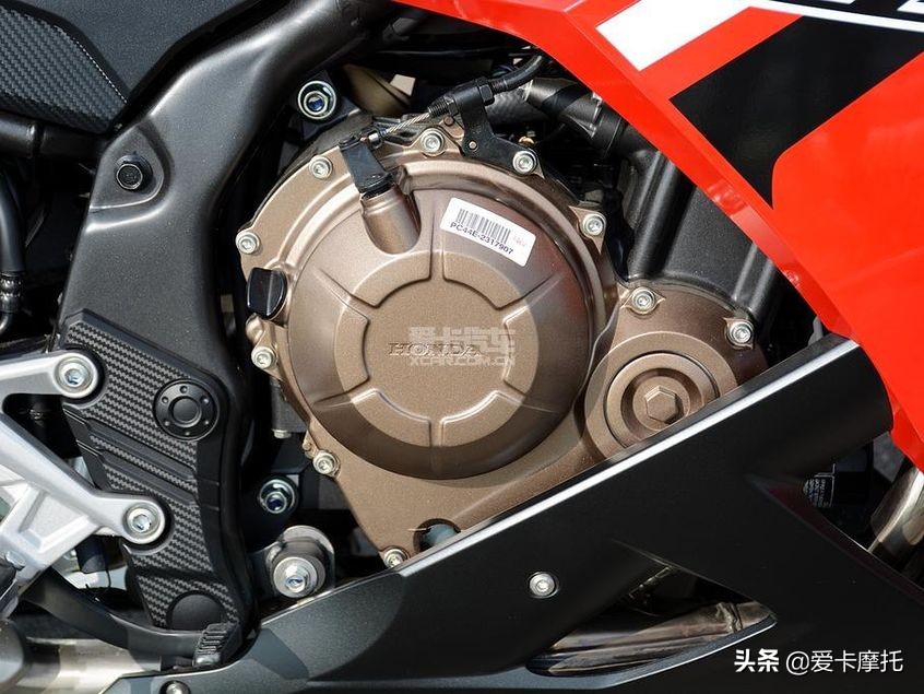 小姐姐骑着粉红色的仿赛摩托车,仿赛摩托车低座推荐