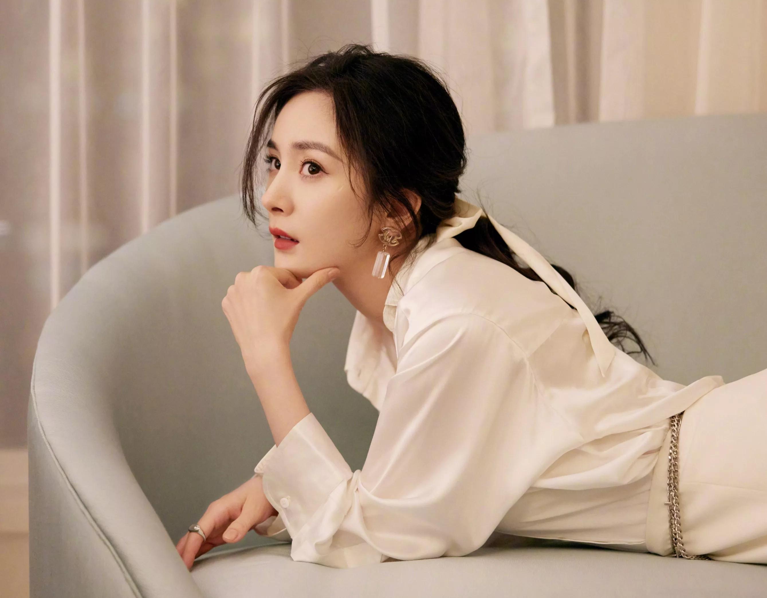 杨幂白色绸缎裙子写真视频,杨幂动感绸缎深v礼服花儿与少年