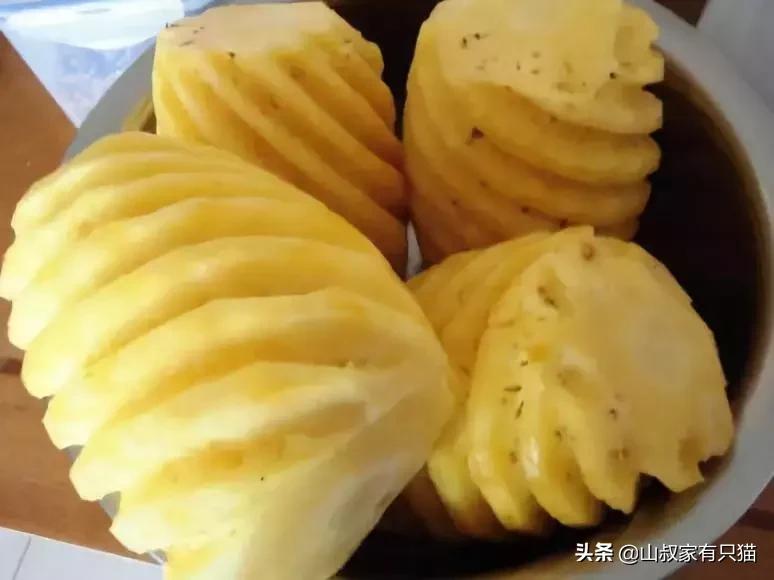 为什么吃甘蔗舌头两边会破,一吃甘蔗舌头就会流血怎么办