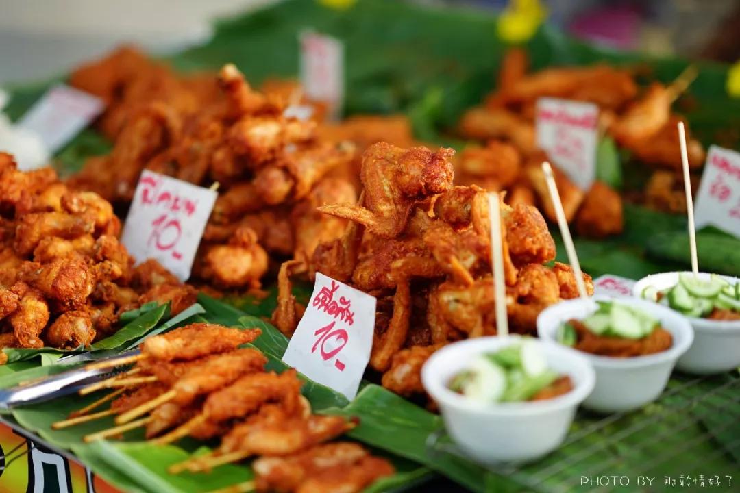 美国艺术家老夫妇定居苏梅岛十年，教游客画垃圾桶，唤醒环保意识