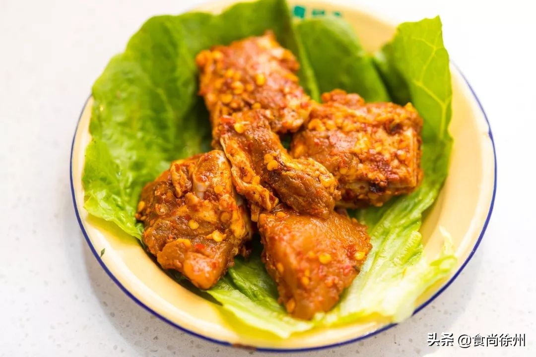 徐州闹市一角，还原了80年代的市井范儿！笸箩上菜，98元吃17样！