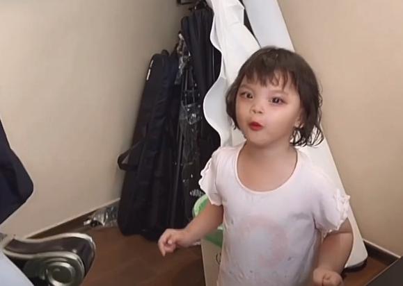 韩安冉直播“翻车”，面部僵硬被嘲讽，小猪妹长大要当警察抓妈妈