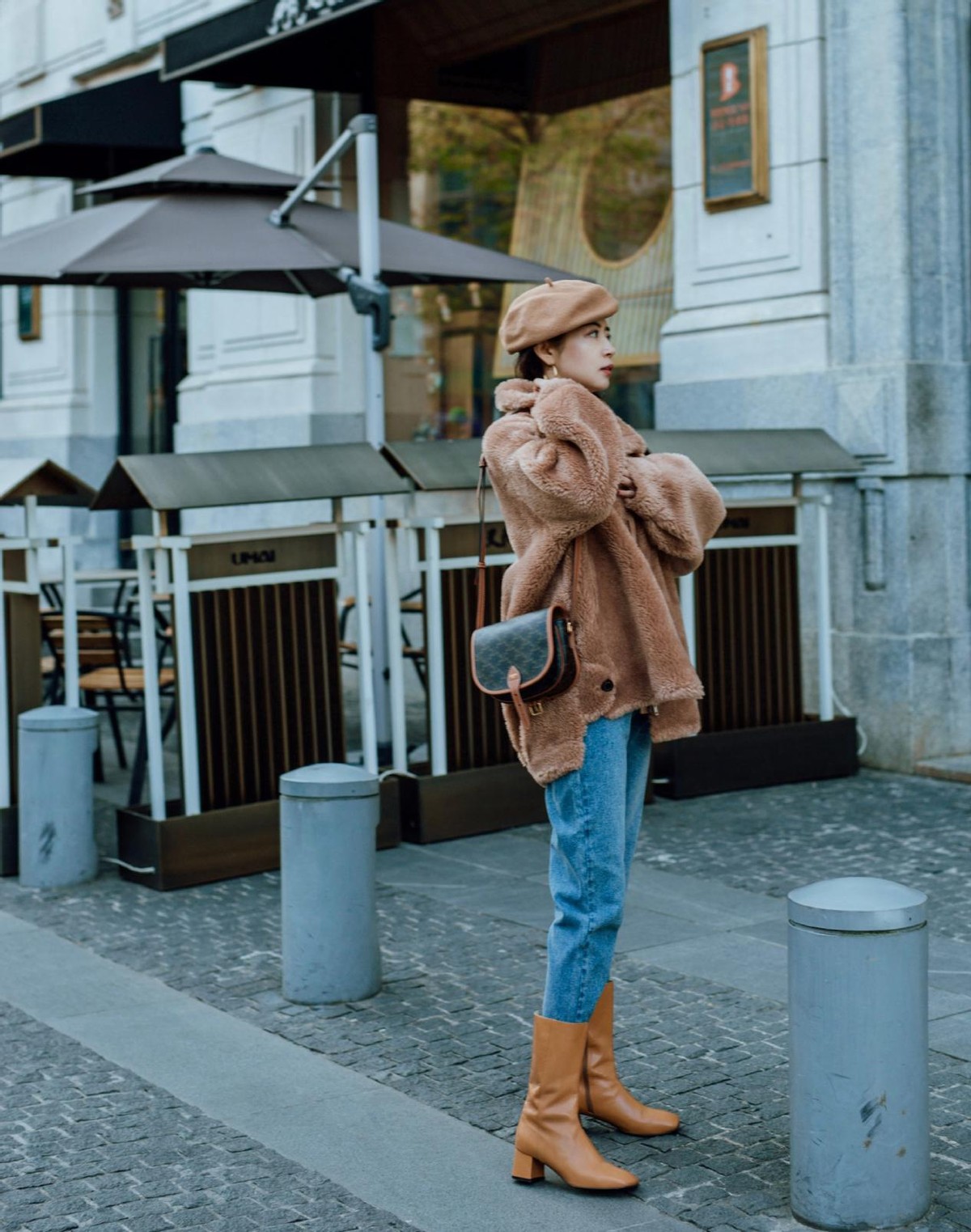 女生靴子冬天穿方便吗,女生靴子里面穿什么
