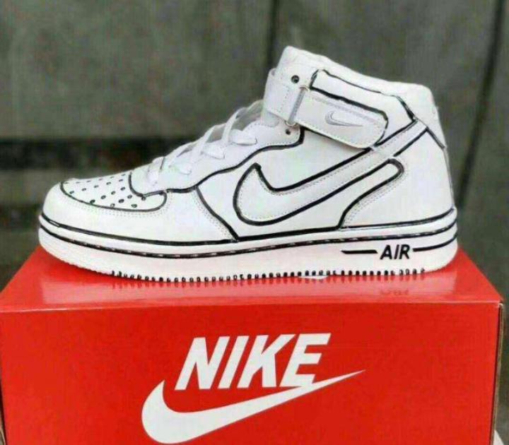 耐克鞋为啥贵的理直气壮？老外切开鞋底后，不由得眼前一亮