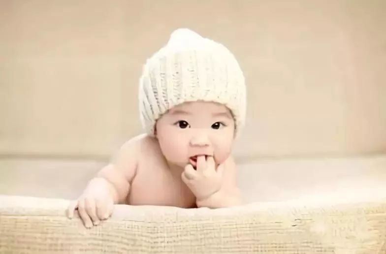 有关宝宝吃手的小故事,关于宝宝吃手的句子